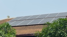 Die total 36 Solarpanele produzieren an schönen Tagen mehr Strom, als wir in den Batterien speichern können. Fotos: hf
