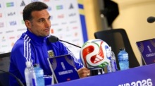 Argentiniens Nationaltrainer Lionel Scaloni spricht vor dem WM-Viertelfinale gegen die Schweiz auf einer Pressekonferenz in Kansas City. Foto: EPA/Christopher Neundorf