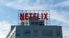 Das Logo von Netflix ist auf einem Gebäude des Videostreaming-Anbieters zu sehen. Foto: Andrej Sokolow/dpa
