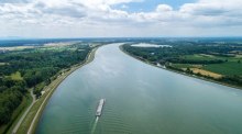 Der Rhein zwischen der Mittleren Brücke in Basel (Schweiz) und dem Rheinknie in Bingen (Deutschland). Foto: Wikipedia