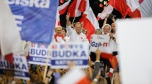 Der Chef der größten Oppositionspartei Bürgerplattform (PO), Donald Tusk (C), in Kattowitz. Foto: epa/Zbigniew Meissner