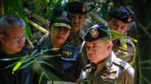 Die Polizei sichert weitere Spuren auf der Kautschukplantage in Sangkhla Buri und treibt die Ermittlungen im Fall der getöteten Siebenjährigen voran. Foto: Royal Thai Police