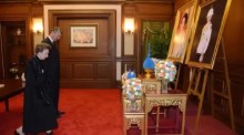 Prinzessin Anne und Sir Timothy Laurence erweisen der verstorbenen Königinmutter Sirikit und Prinzessin Bajrakitiyabha die letzte Ehre. Foto: The Nation