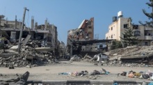 Trümmer von zerstörten Häusern und Schutt im Flüchtlingslager Al Nuseirat im Zentrum des Gazastreifens. Foto: epa/Mohammed Saber