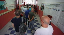 In Palermo stehen die Menschen in einem Wahllokal für die Kommunalwahlen und für die Abstimmung über fünf Referenden zum Thema Justiz Schlange. Foto: epa/Igor Petyx