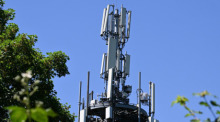 Mobilfunkantennen senden am Rand eines Wohngebiets in Stuttgart über 2G, 4G und 5G. O2 plant die Abschaltung von 2G bis 2028. Foto: dpa/Bernd Weißbrod