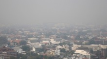 Dichte Smogdecke über Chiang Mai, sichtbares Zeichen der jährlichen Luftverschmutzungskrise, die die Gesundheit und das Leben in Nordthailand gefährdet. Foto: EPA-EFE/Pongmanat Tasiri