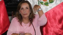 Die Präsidentin Perus, Dina Boluarte, zeigt ihren Schmuck bei einer Pressekonferenz in Lima. Foto: epa/Stringer