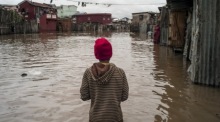 Bewohner laufen durch überflutete Straßen in Antananarivo, nachdem ein tropischer Wirbelsturm auf Madagaskar schwere Regenfälle brachte. Foto: epa/Henitsoa Rafalia
