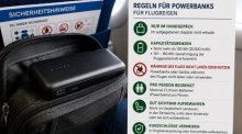 Eine Powerbank im Handgepäck eines Flugzeugs. Die thailändische Luftfahrtbehörde CAAT hat neue Vorschriften für die Mitnahme und Nutzung von Powerbanks an Bord veröffentlicht. Bild: KI-generiert.