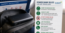 Eine Powerbank im Handgepäck eines Flugzeugs. Die thailändische Luftfahrtbehörde CAAT hat neue Vorschriften für die Mitnahme und Nutzung von Powerbanks an Bord veröffentlicht. Bild: KI-generiert.