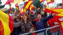 Demonstration gegen den Amnestievorschlag für die katalanischen Unabhängigkeitskandidaten 2017 in Spanien. Foto: epa/Daniel Gonzalez
