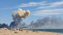 Am Strand von Saky steigt Rauch nach einer Explosion auf. Auf der von Russland annektierten ukrainischen Halbinsel Krim im Schwarzen Meer ist Munition auf einem russischen Luftwaffenstützpunkt explodiert. Foto: Uncredited