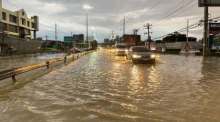 Starke Regenfälle setzen die Sukhumvit Road in Pattaya unter Wasser und führen im morgendlichen Berufsverkehr zu erheblichen Behinderungen. Bild: Direct Line to Mayor Beer Pattaya