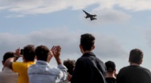 Ein Pilot der türkischen Kunstflugstaffel SOLOTÜRK zeigt mit einer F-16 eine Flugvorführung beim Technologie- und Luftfahrtfestival Teknofest in Istanbul. Foto: EPA/Sedat Suna