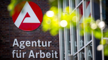 Der Schriftzug «Agentur für Arbeit» hängt an einem Gebäude. Foto: Sina Schuldt/dpa