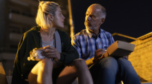 Les und ihr Vater Bert in einer Szene aus dem Film «Sommer auf Asphalt», der Anfang Juni in die Kinos kommt. Foto: Frizzi Kurkhaus/Wüste Medien/dpa