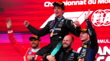 Rennsieger Andrea Kimi Antonelli steht beim Großen Preis von Kanada neben Lewis Hamilton und Max Verstappen auf dem Podium. Foto: Bradley Collyer/Pa Wire/dpa