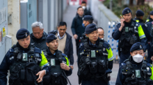 Polizeibeamte stehen vor dem West Kowloon Magistrates' Courts vor der Verurteilung des ehemaligen Hongkonger Verlegers Jimmy Lai. Foto: Chan Long Hei/Ap/dpa