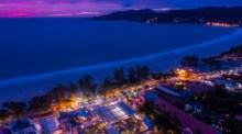 Das Songkran Musikfestival am Strand 2024 in Patong lockt mit traditionellen und modernen Feierlichkeiten Besucher aus aller Welt. Foto: Unsplash/Mike Swigunski