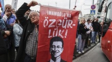 Menschen halten Bilder des inhaftierten Istanbuler Bürgermeisters Ekrem İmamoğlu bei einer CHP-Kundgebung in Istanbul. Foto: EPA/Erdem Sahin
