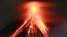 Der Mayon Volcano speit Asche und Lava. Der Vulkan zählt zu den aktivsten der Philippinen. Foto: EPA/Francis R. Malasig