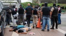 Die bewaffneten Männer unterbrechen das Live-Programm des Fernsehsenders TC Television. Foto: epa/Mauricio Torres