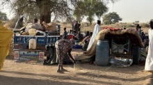 Menschen fliehen aus dem Zamzam-Lager in Nord-Darfur, nachdem die RSF das Gebiet im anhaltenden Konflikt übernommen hat. Foto: epa/Marwan Mohamed