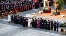 Papst Franziskus (C) nimmt zusammen mit Geistlichen an einer ökumenischen Gebetswache unter dem Motto "Gemeinsam" auf dem Petersplatz teil. Foto: epa/Vatikanische Medien / Handout