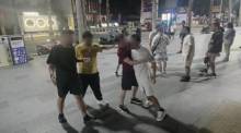 Mehrere Männer versuchen am Central Pattaya Beach, die Beteiligten des eskalierten Familienstreits voneinander zu trennen. Bild: TMN.TV