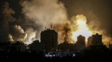Aufsteigender Rauch nach einem israelischen Luftangriff auf Gaza-Stadt. Foto: epa/Mohammed Saber