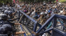 Demonstranten in Kathmandu stoßen mit der Polizei zusammen, sie protestieren gegen Korruption und das Verbot sozialer Medien. Foto: epa/Narendra Shrestha
