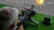 Ein Besucher schießt mit einem AK-12-Sturmgewehr bei der Präsentation der neuen Produkte von JSC 'Concern Kalashnikov'. Foto: epa/Sergei Ilnitsky
