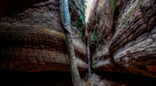 Die markanten Felsformationen der Naka-Höhle erinnern an die Schuppen einer Riesenschlange. Foto: Phongsak/Adobe Stock