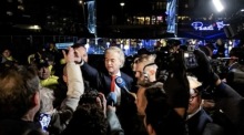 Rechtsextremistenführer Wilders nimmt an einem begehbaren Abend über die Aufnahme von Asylbewerbern im Bezirk Kijkduin teil. Foto: epa/Robin Van Lonkhuijsen