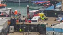 Die britischen Grenztruppen eskortieren in den Docks von Dover Personen, bei denen es sich vermutlich um Migranten handelt, nachdem sie im Ärmelkanal aufgegriffen wurden. Foto: epa/Stuart Brock