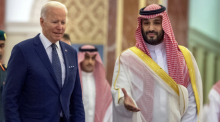 Auf diesem vom saudischen Königspalast herausgegebenen Foto begrüßt Mohammed bin Salman (r), Kronprinz von Saudi-Arabien, Joe Biden, Präsident der USA. ud/Saudi Royal Palace
