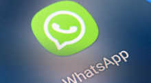 Auf dem Bildschirm eines Smartphones sieht man das Icon der App WhatsApp. Foto: Fabian Sommer/dpa