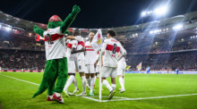 Bundesliga, VfB Stuttgart - Darmstadt 98, 5. Spieltag, MHPArena. Stuttgarts Serhou Guirassy (2.v.l) jubelt nach seinem Tor zum 2:1 mit der Mannschaft. Foto: Tom Weller/dpa