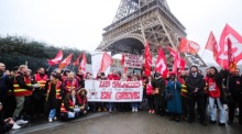 Die Arbeiter streiken auf dem Pariser Eiffelturm. Foto: epa/Teresa Suarez