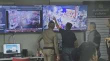 Polizisten werten Überwachungsvideos aus, um die Tat nach einer gewalttätigen Auseinandersetzung während der Songkran-Feierlichkeiten in Udon Thani aufzuklären. Foto: Dailynews