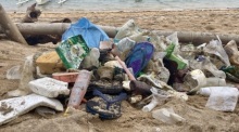 Müll liegt nach dem Monsunregen am Strand von Sanur. Foto: Carola Frentzen/dpa