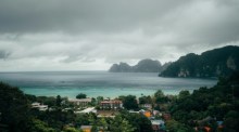 Dunkle Regenwolken ziehen mit dem Südwestmonsun über Thailand hinweg. Bild: Vaskar Sam/Unsplash