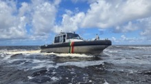 Ein Schiff fährt vor Charity in Guyana, während die Suche nach Vermissten nach dem Untergang der Fähre MV Barima mit zahlreichen Todesopfern andauert. Foto: EPA/Nazima Raghubir