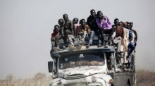 Sudanesische Flüchtlinge und südsudanesische Rückkehrer fahren auf einem Lastwagen, der sie von der Grenze in die Stadt Renk im Bundesstaat Upper Nile, Südsudan, bringt. Foto: epa/Amel Pain