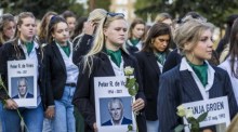Studenten nehmen an einem Schweigemarsch zum Gedenken an die Studentin Tanja Groen in Maastricht teil. Foto: epa/Marcel Van Hoorn