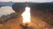 Testabschuss einer neuen ballistischen Mittelstreckenrakete mit festem Brennstoff durch Nordkorea. Foto: epa/Kcna
