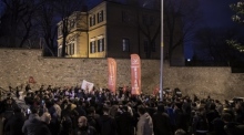 Demonstranten halten türkische Flaggen und rufen Slogans vor dem schwedischen Generalkonsulat während einer Demonstration in Istanbul. Foto: epa/Erdem Sahin