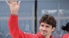 Der monegassische Formel-1-Pilot Charles Leclerc von der Scuderia Ferrari winkt den Zuschauern zu. Foto: EPA-EFE/Ali Haider