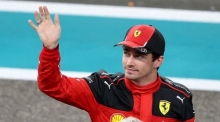 Der monegassische Formel-1-Pilot Charles Leclerc von der Scuderia Ferrari winkt den Zuschauern zu. Foto: EPA-EFE/Ali Haider